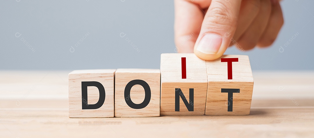 Bloco de flip de mão de homem de negócios NÃO FAZER. impossível, mentalidade.