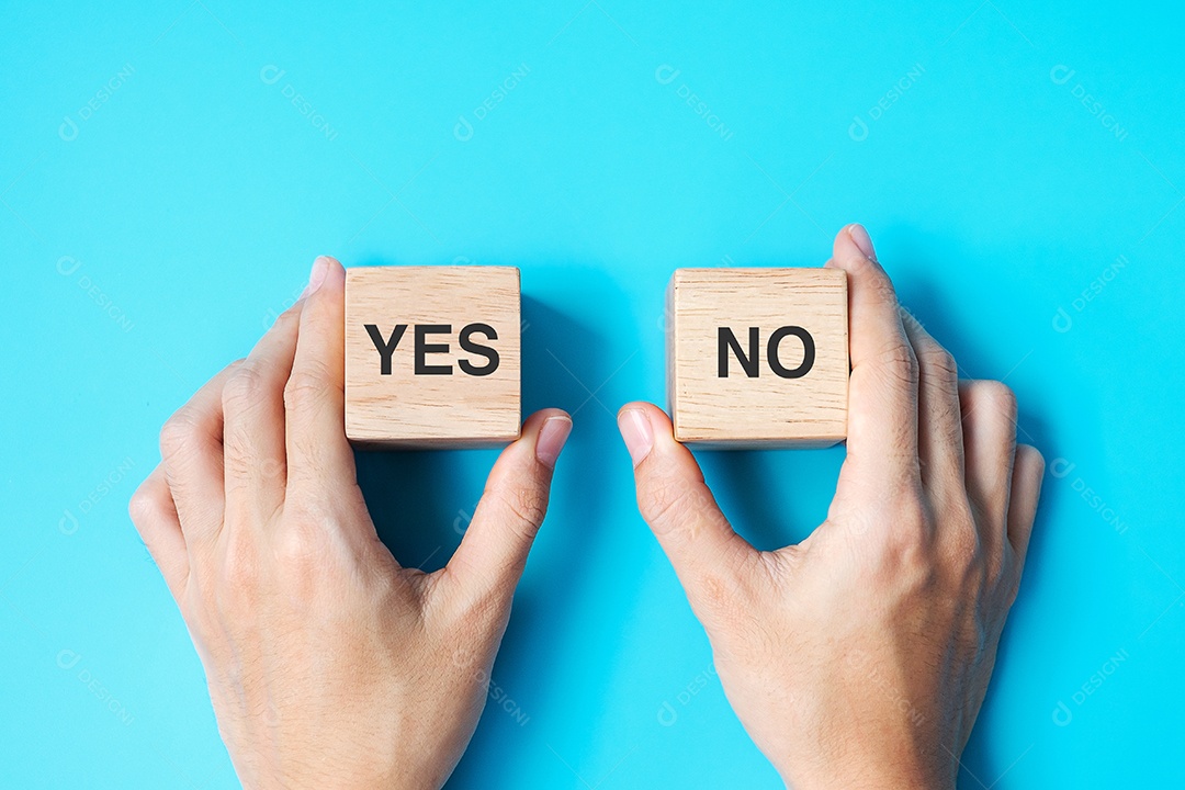Mão escolhendo o bloco Sim ou Não. Conceito de resposta, pergunta e decisão.