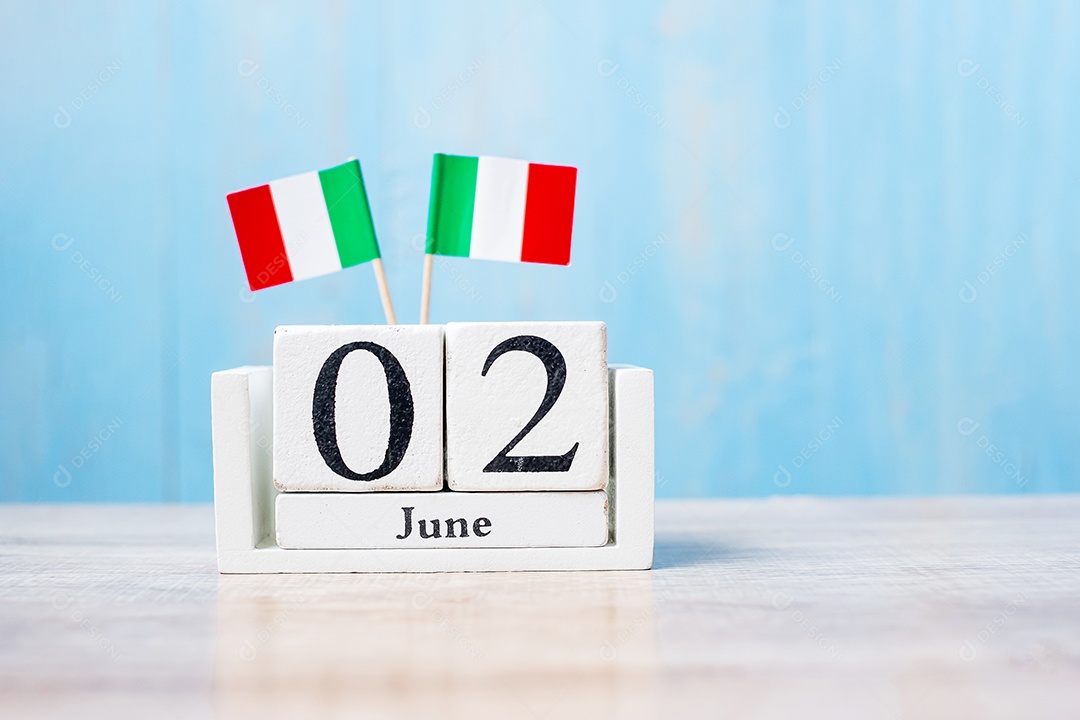 Calendário de madeira de 2 de junho com bandeiras de Itália em miniatura.