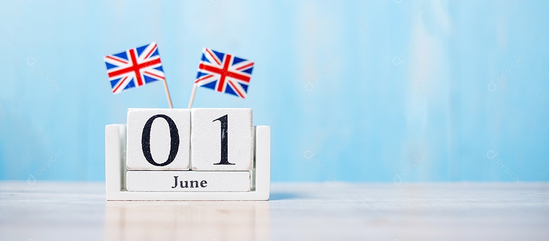 Calendário de madeira de junho com bandeiras em miniatura do Reino Unido.