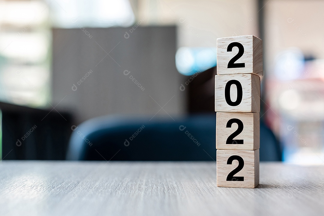 Bloco de cubo de madeira 2022 no fundo da mesa. Resolução, estratégia, solução, objetivo, negócios e Ano Novo Novo você e conceitos de férias
