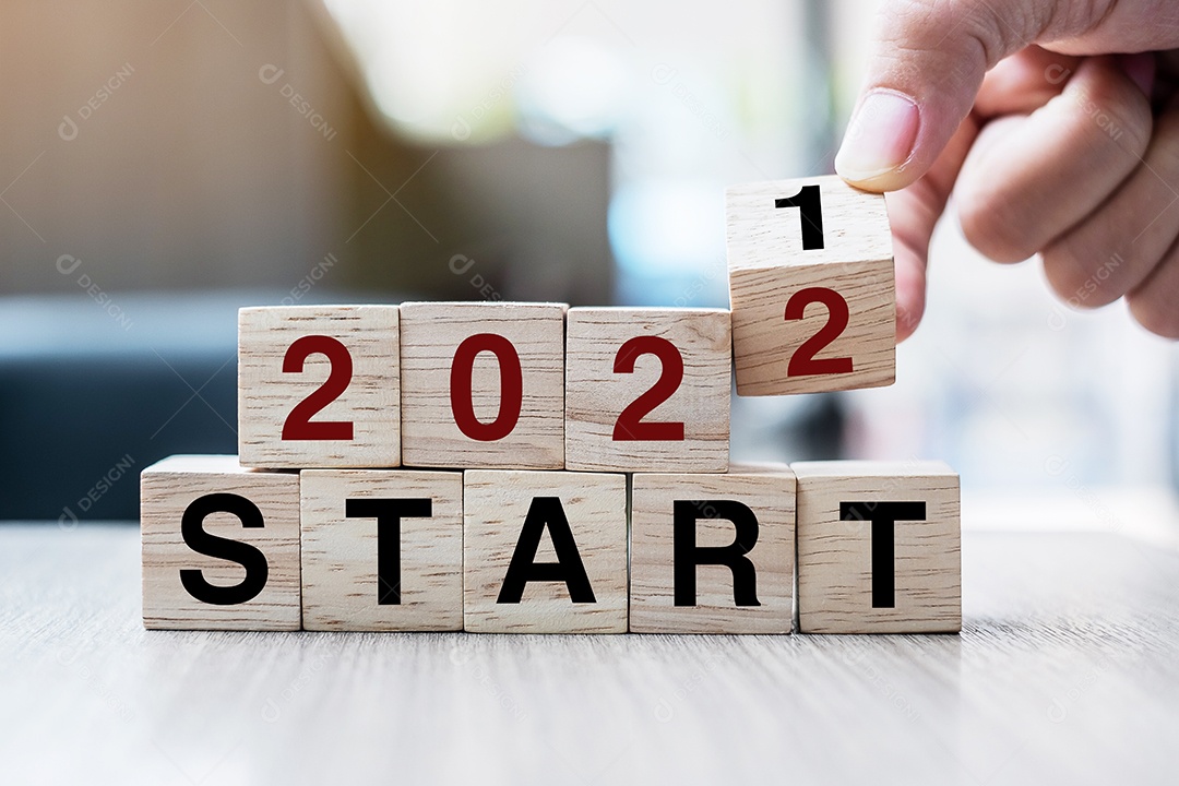 Mão de empresário segurando o cubo de madeira com flip over 2021.