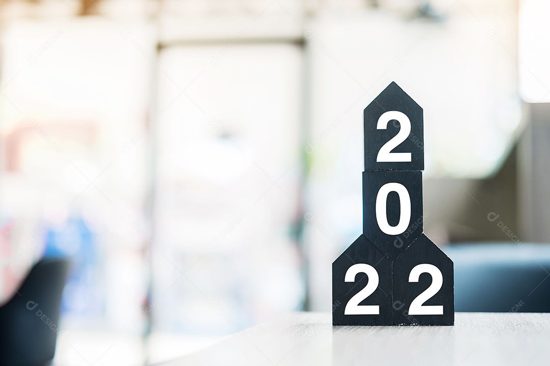 2022 feliz ano novo com modelo de casa de madeira no escritório de mesa. Conceitos de casa nova, financeiro, seguro de propriedade e imobiliário