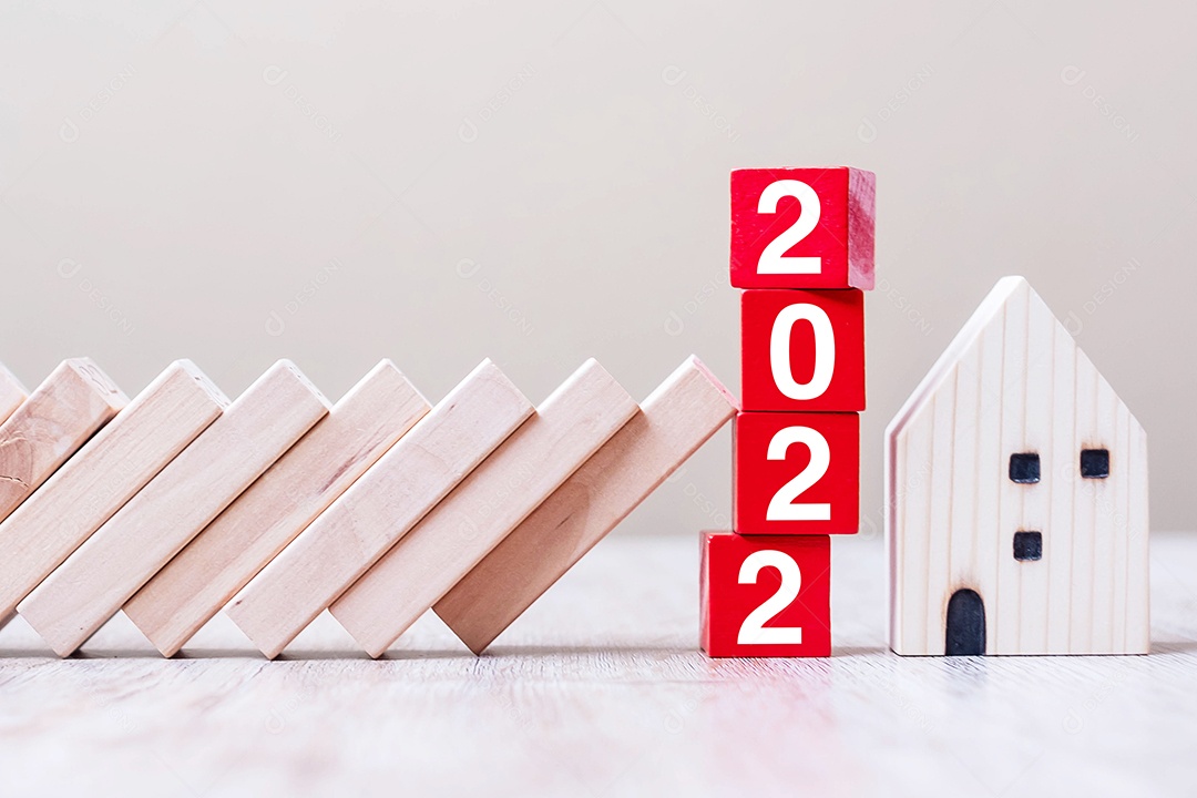 Os blocos de cubos vermelhos 2022 param de cair blocos protegem a miniatura da casa. queda Negócios, Seguro Residencial, investimento, Crise, Recessão econômica, Ano Novo, Imóveis e conceito de propriedade