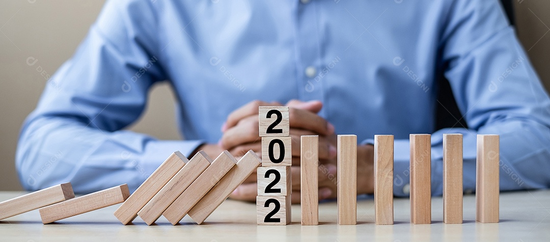 Empresário com 2022 blocos de madeira. Negócios, Gestão de Riscos,