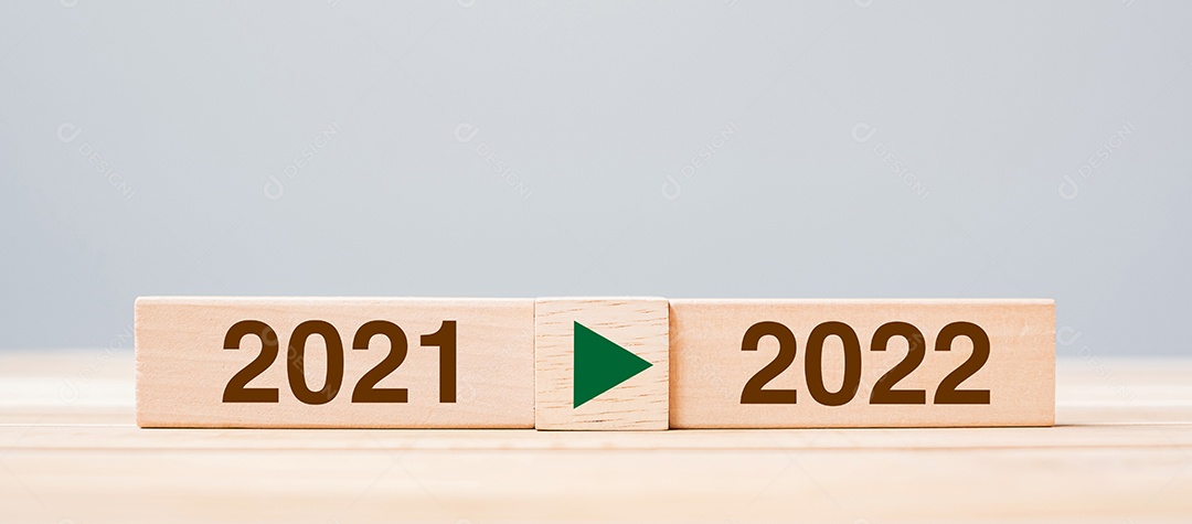 Bloco de madeira 2021 e 2022 no fundo da mesa. Resolução.