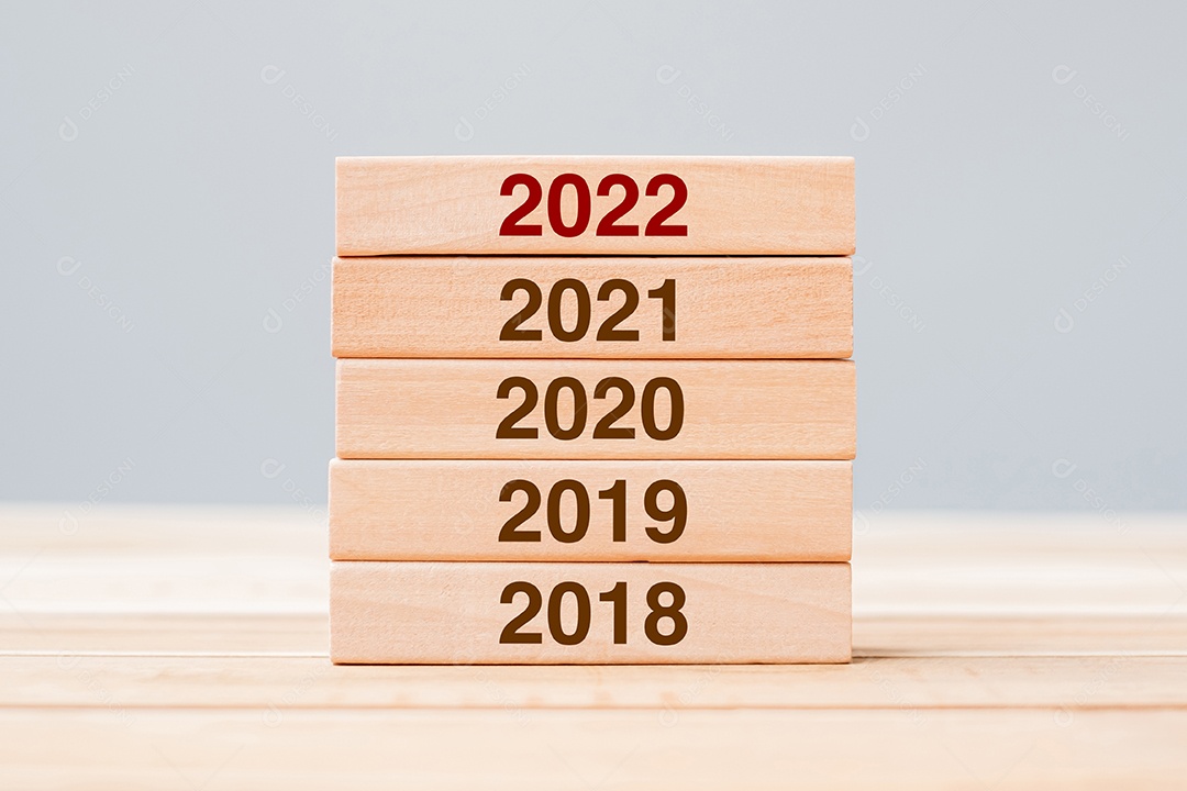 Bloco de 2022 sobre 2021, 2020 e 2019 edifício de madeira na mesa