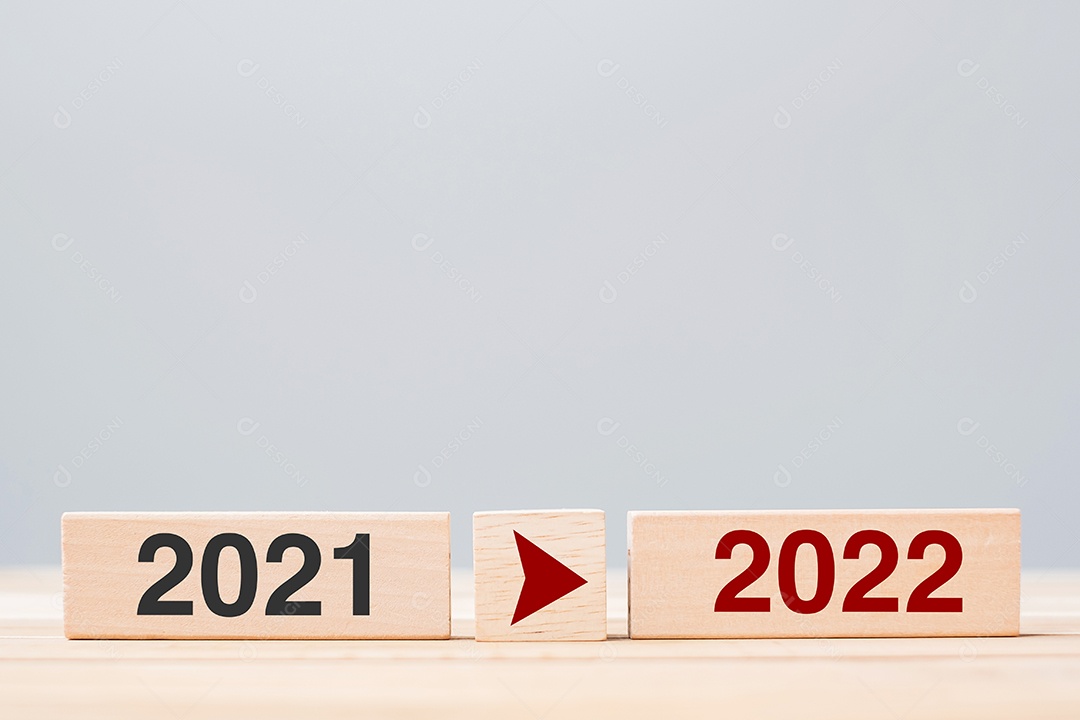 Bloco de madeira 2021 e 2022 no fundo da mesa. Resolução