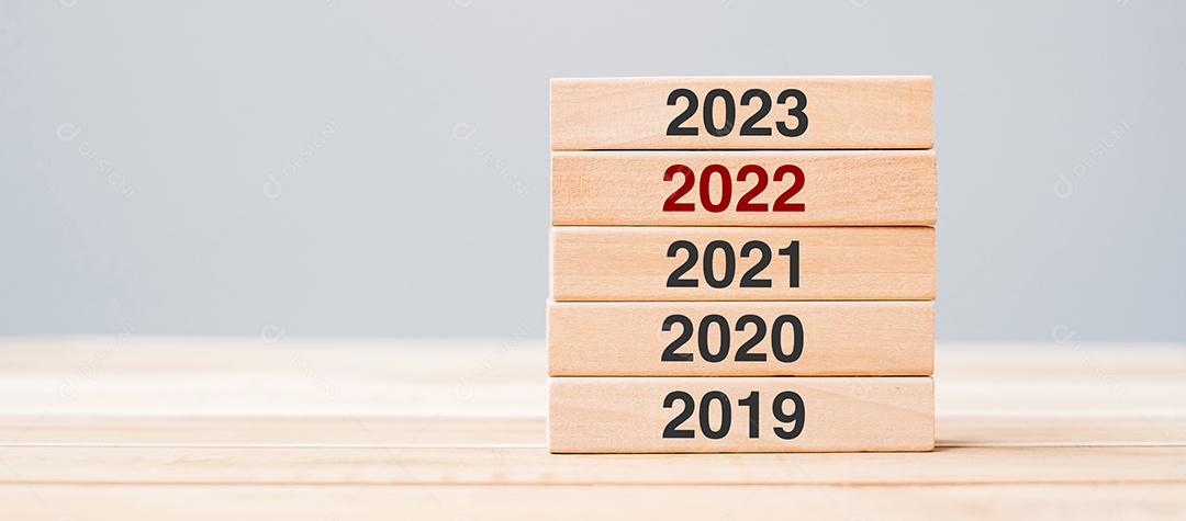 Bloco de 2023 sobre 2022, 2021 e 2020 edifício de madeira na mesa