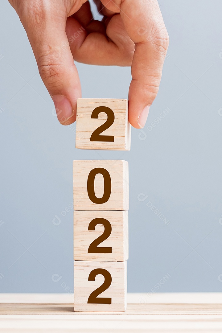 Blocos de cubo de madeira 2022 no fundo da mesa. Resolução, plano