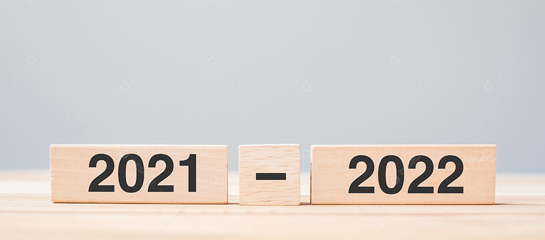 Bloco de madeira 2021 e 2022 no fundo da mesa. Resolução