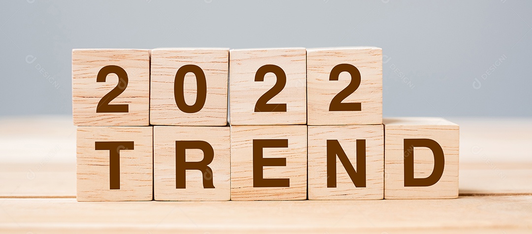 Bloco de cubo 2022 TREND no fundo da mesa. Resolução, plano, revisão, mudança, início e conceitos de feriado de ano novo