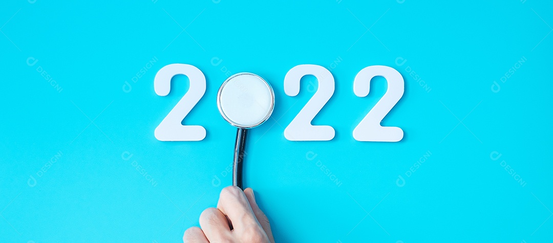 mão segurando o estetoscópio com número de 2022 sobre fundo azul