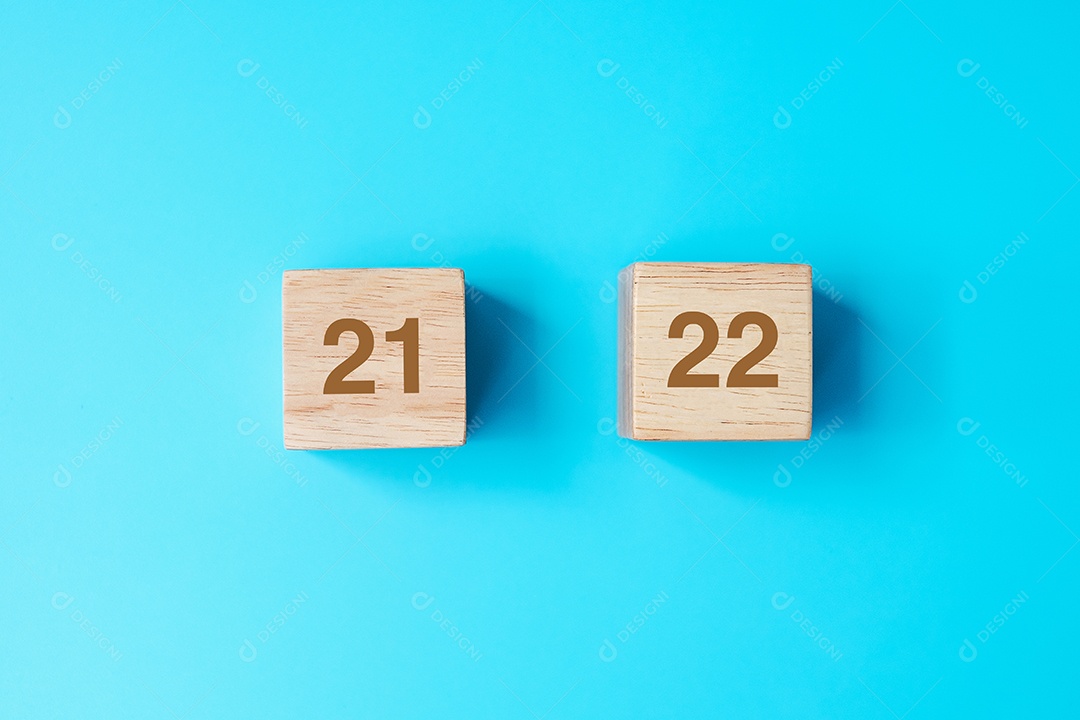 2022 blocos de cubo de madeira sobre fundo azul. Resolução, plano