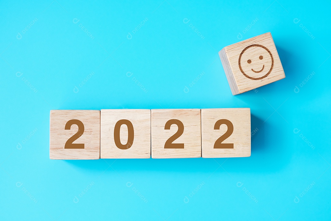 Bloco de rosto sorridente com texto de 2022 em fundo azul. Satisfação