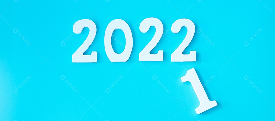 mão mude o número de 2021 para 2022 em fundo azul. Planejar, financiar