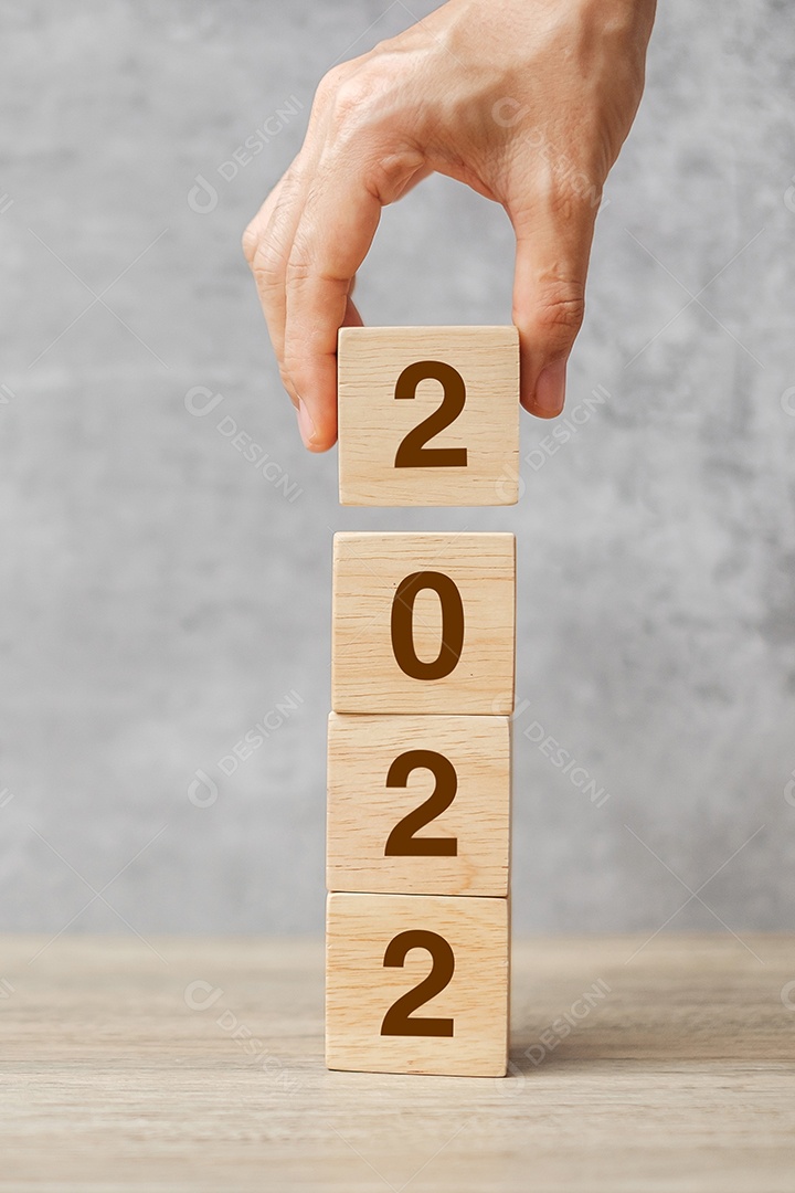 Mão segurando o texto do bloco 2022 na mesa. Resolução, estratégia, plano.