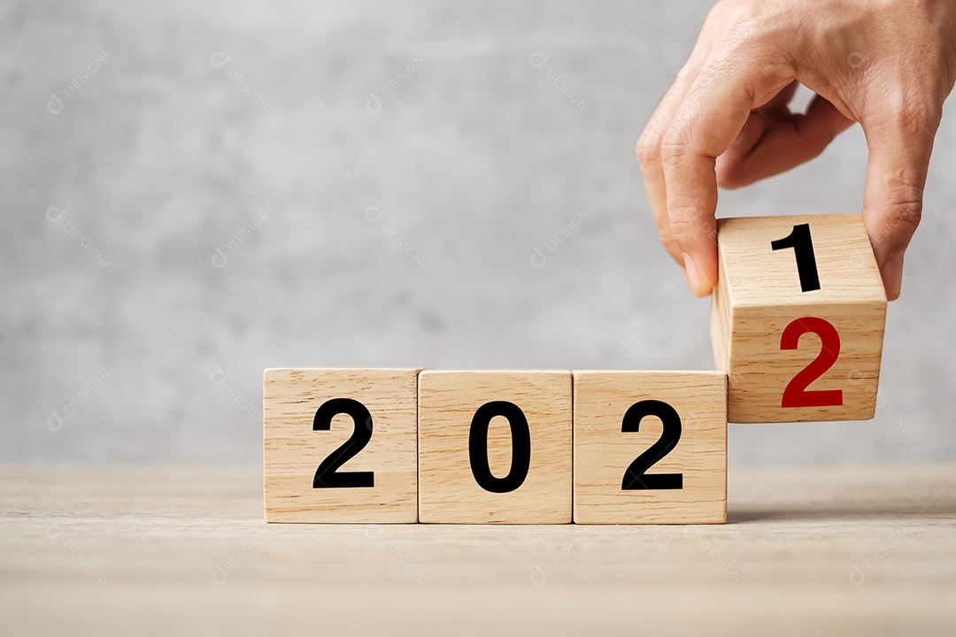 Mão lançando o texto do bloco 2021 a 2022 na mesa.