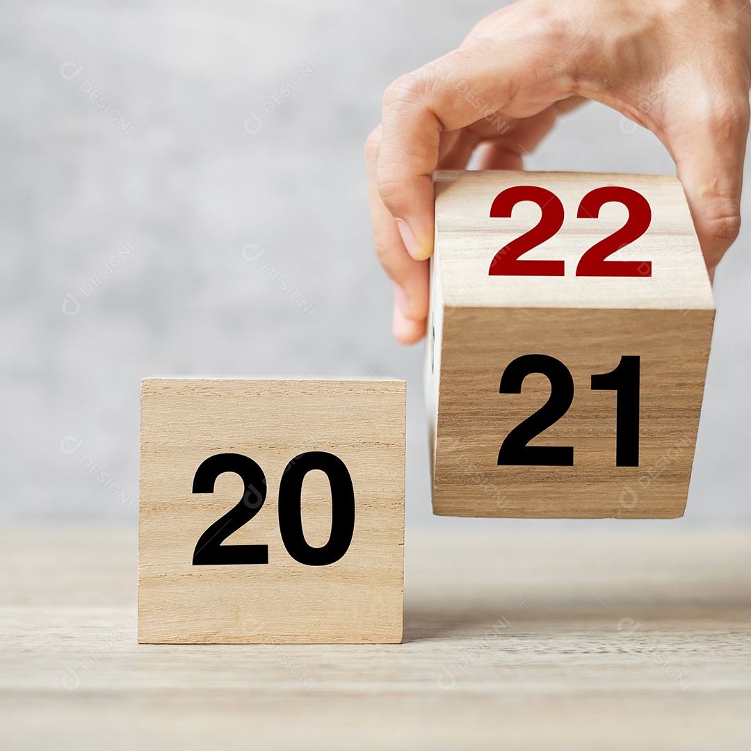 mão lançando o texto do bloco 2021 a 2022 na mesa. Resolução