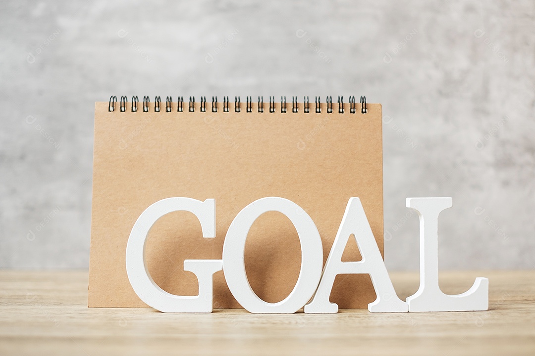 Texto de objetivo com notebook na mesa de madeira. Motivação, Resolução