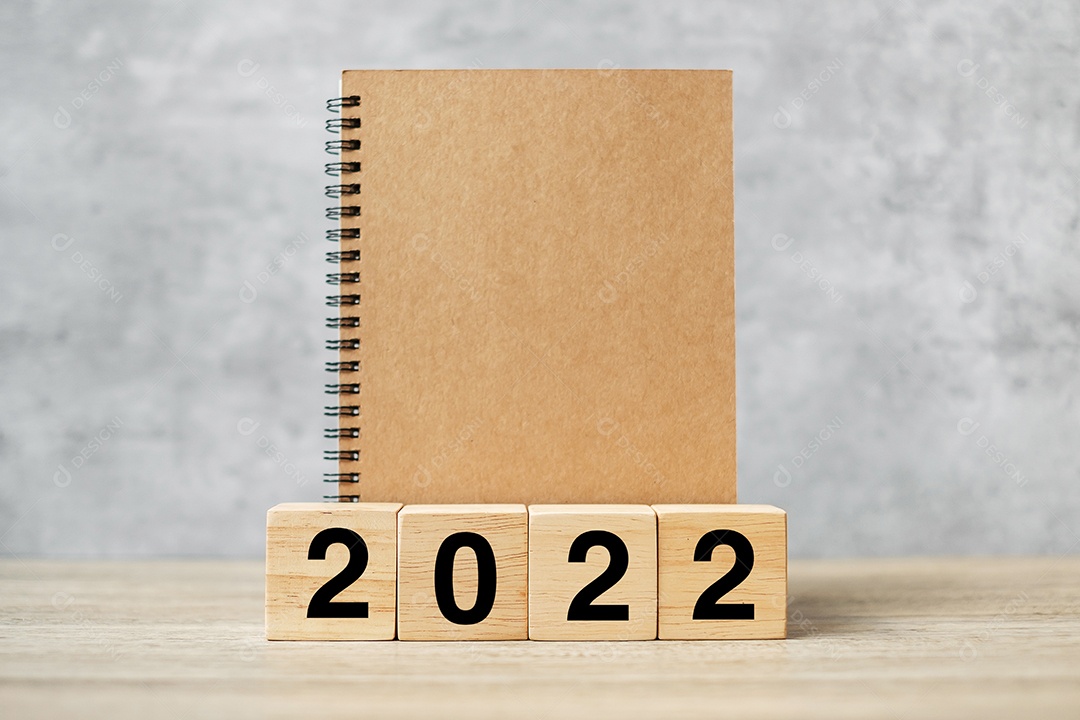 2022 feliz ano novo com caderno em branco e número de madeira. contar