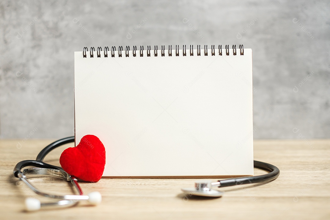 caderno em branco e estetoscópio cuidados de saúde, seguros, bem-estar e conceito médico