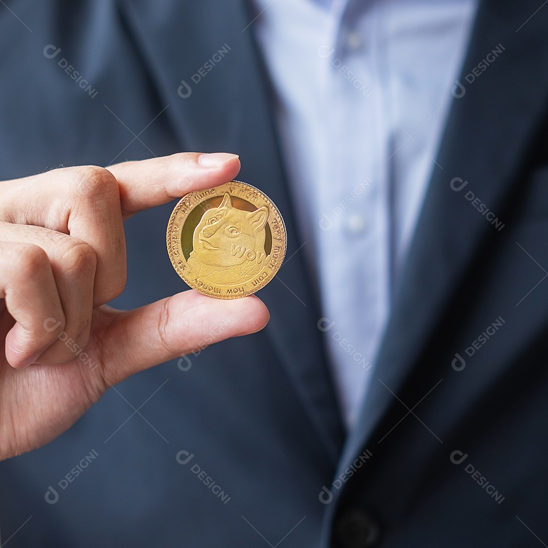 Mão de homem de negócios segurando a criptomoeda Dogecoin de ouro, Crypto