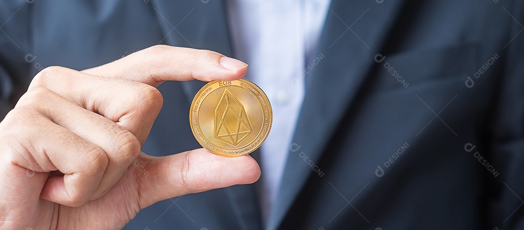 mão de homem segurando criptomoeda de moeda EOS de ouro, Crypto is Digital