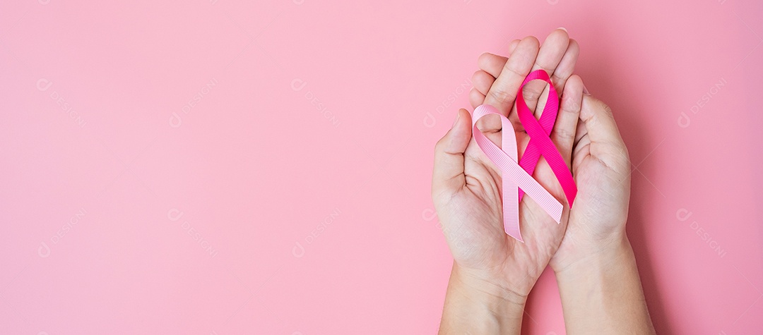 Mês de conscientização do câncer de mama de outubro, mulher adulta segurando a mão