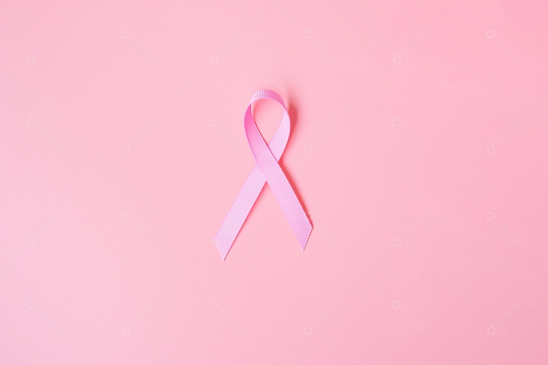 Mês de conscientização do câncer de mama de outubro, fita rosa no fundo rosa