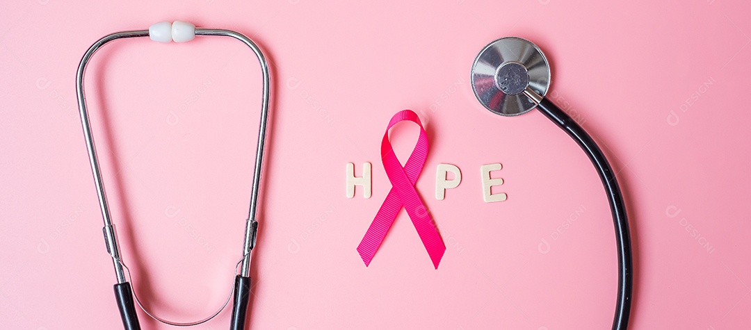 Conscientização do câncer de mama, fita rosa com estetoscópio em vagabundos rosa