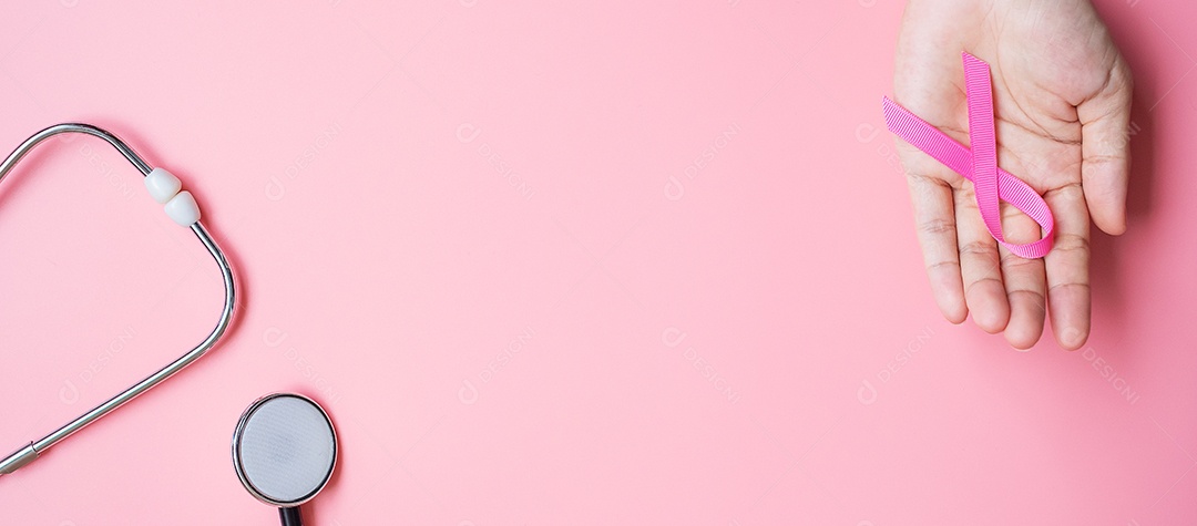 Conscientização do câncer de mama, mulher segurando a fita rosa