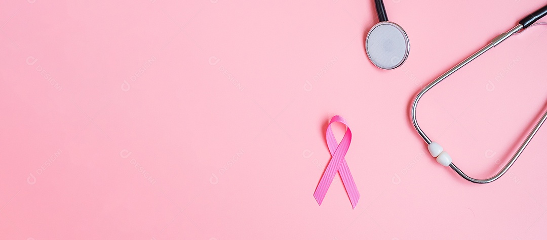 Conscientização do câncer de mama, fita rosa com estetoscópio em vagabundos rosa