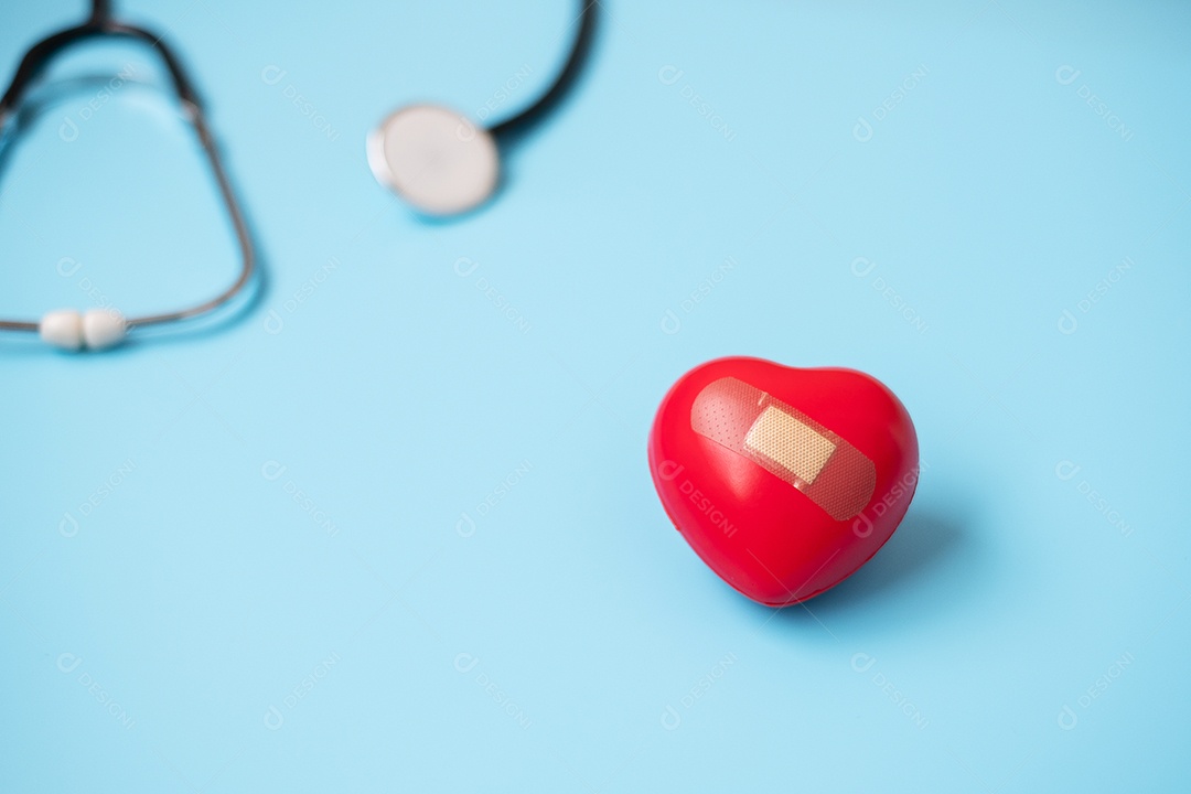 Vista superior Estetoscópio com forma de coração vermelho sobre fundo azul com sagacidade