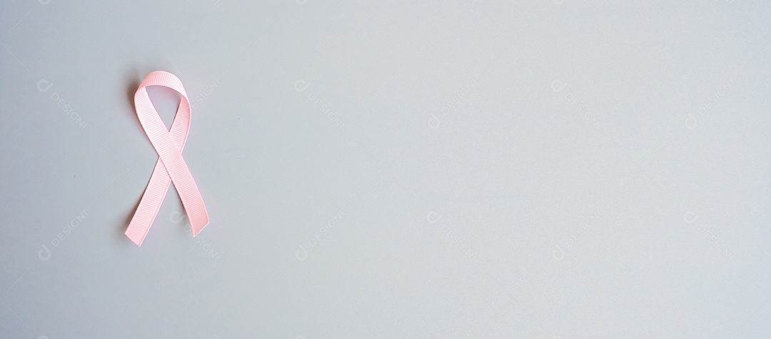 Mês de conscientização do câncer de mama de outubro, fita rosa no fundo cinza