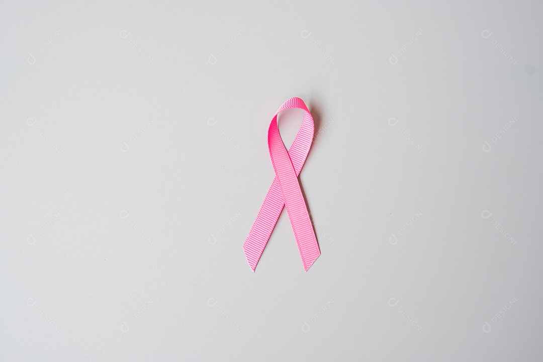Mês de conscientização do câncer de mama de outubro, fita rosa no fundo cinza