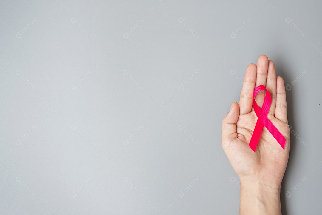 Mês de conscientização do câncer de mama de outubro, mulher adulta segurando a mão