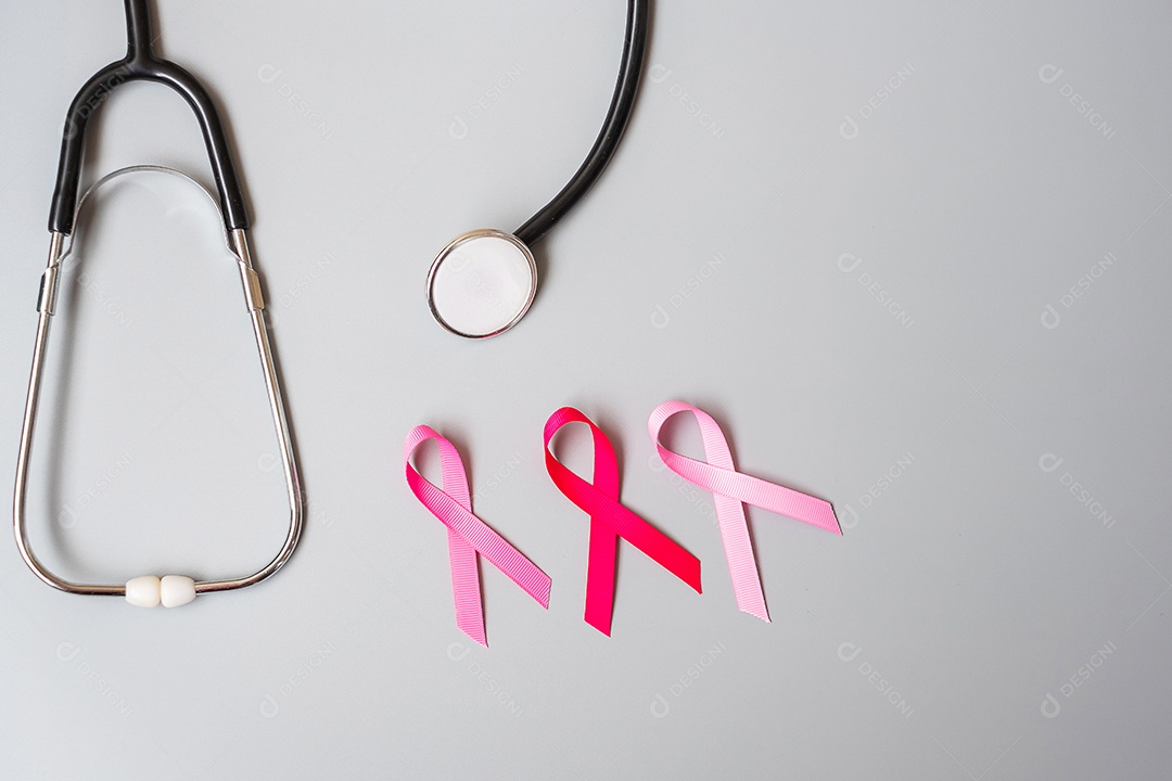 Conscientização do câncer de mama, fita rosa com estetoscópio em vagabundos cinza