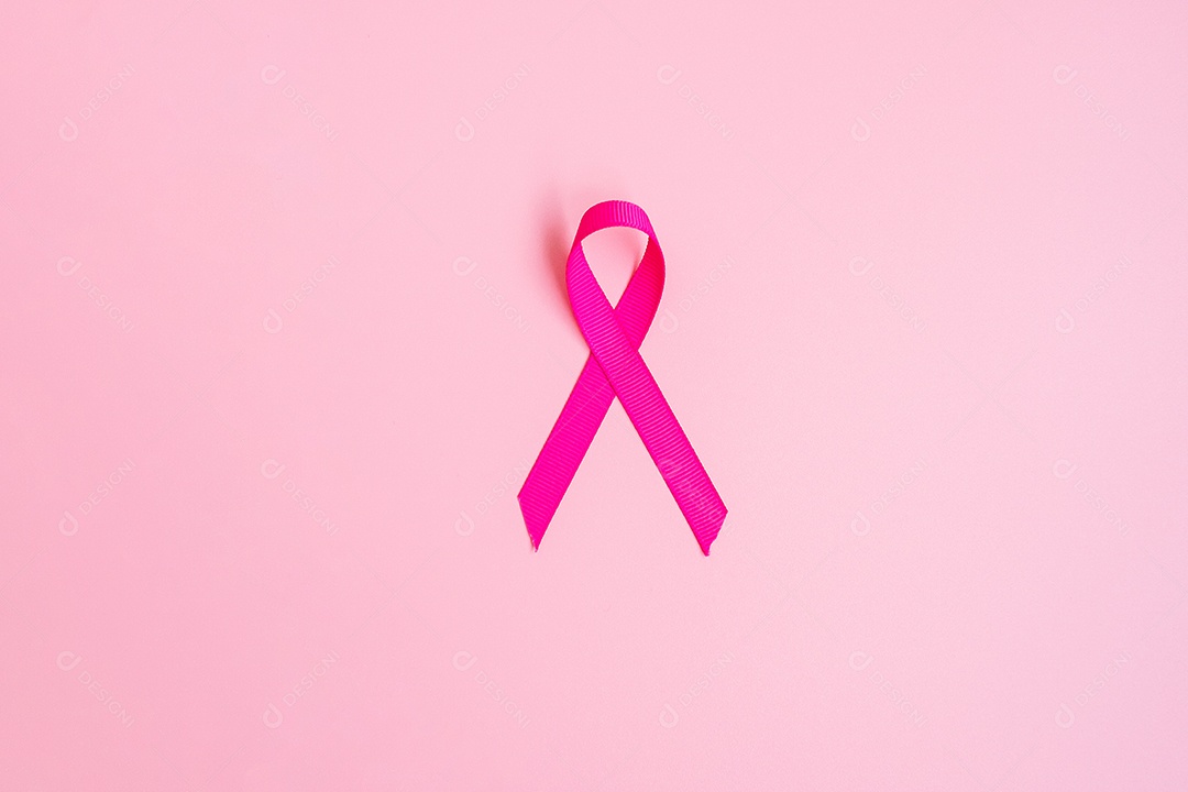 Mês de conscientização do câncer de mama de outubro, fita rosa no fundo rosa