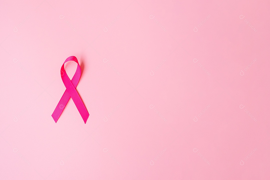 Mês de conscientização do câncer de mama de outubro, fita rosa no fundo rosa