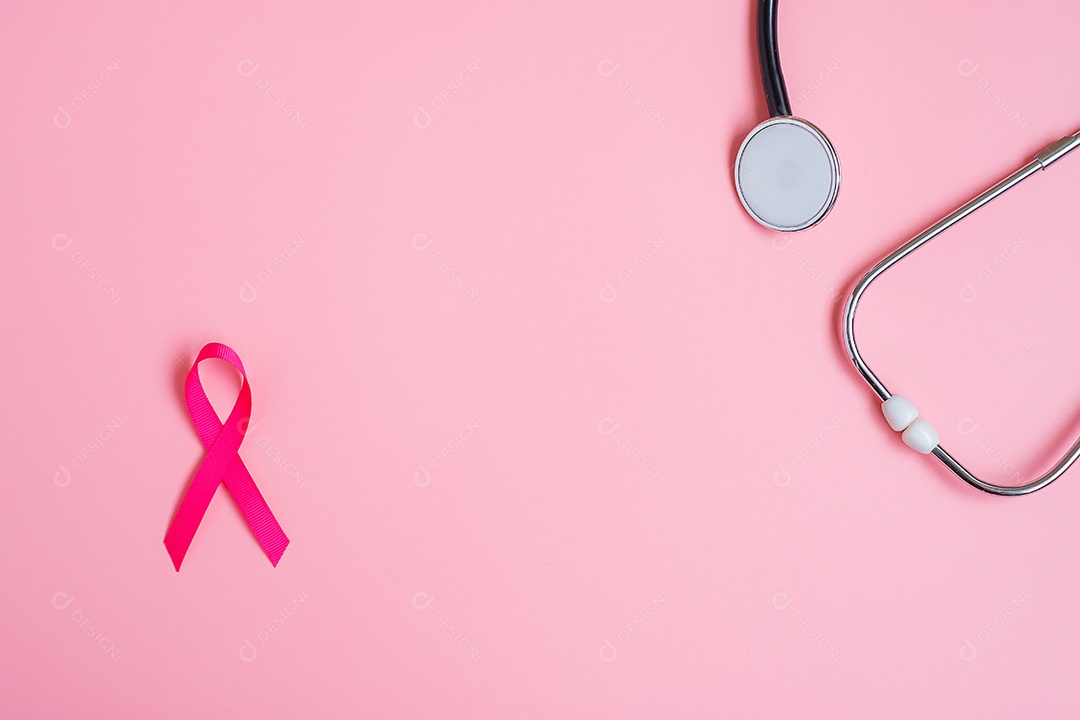 Conscientização do câncer de mama, fita rosa com estetoscópio em vagabundos rosa