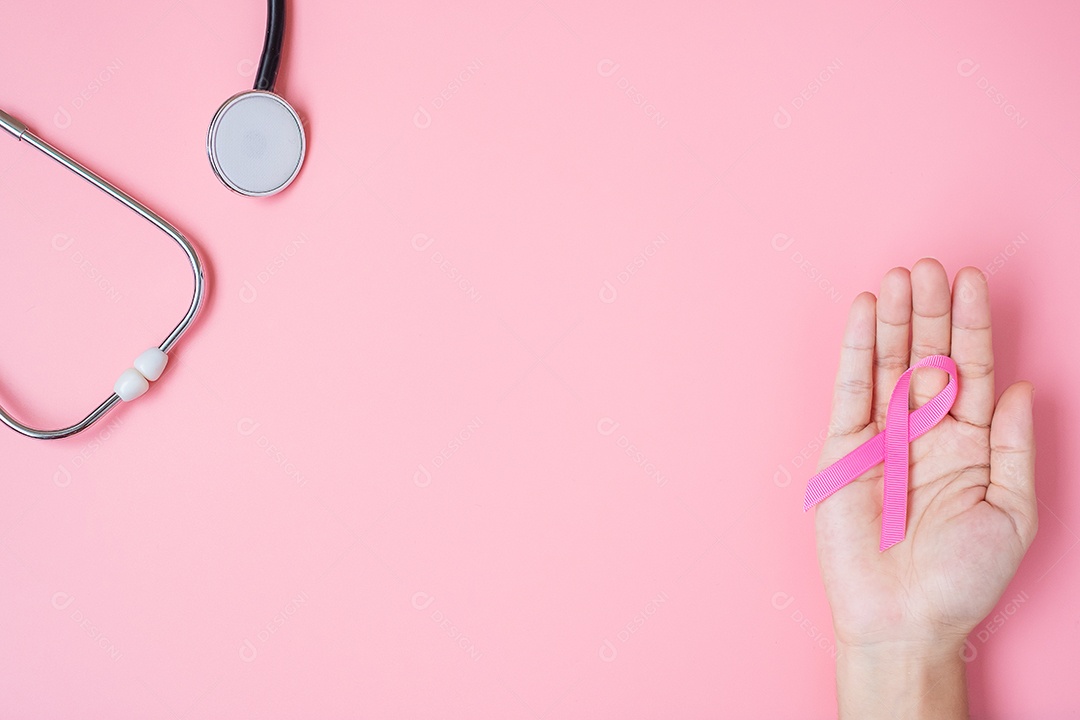 Conscientização do câncer de mama, mulher segurando a fita rosa