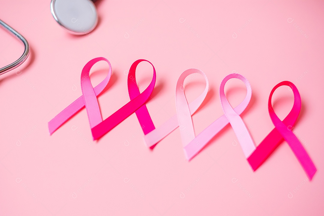 Conscientização do câncer de mama, fita rosa com estetoscópio em vagabundos rosa