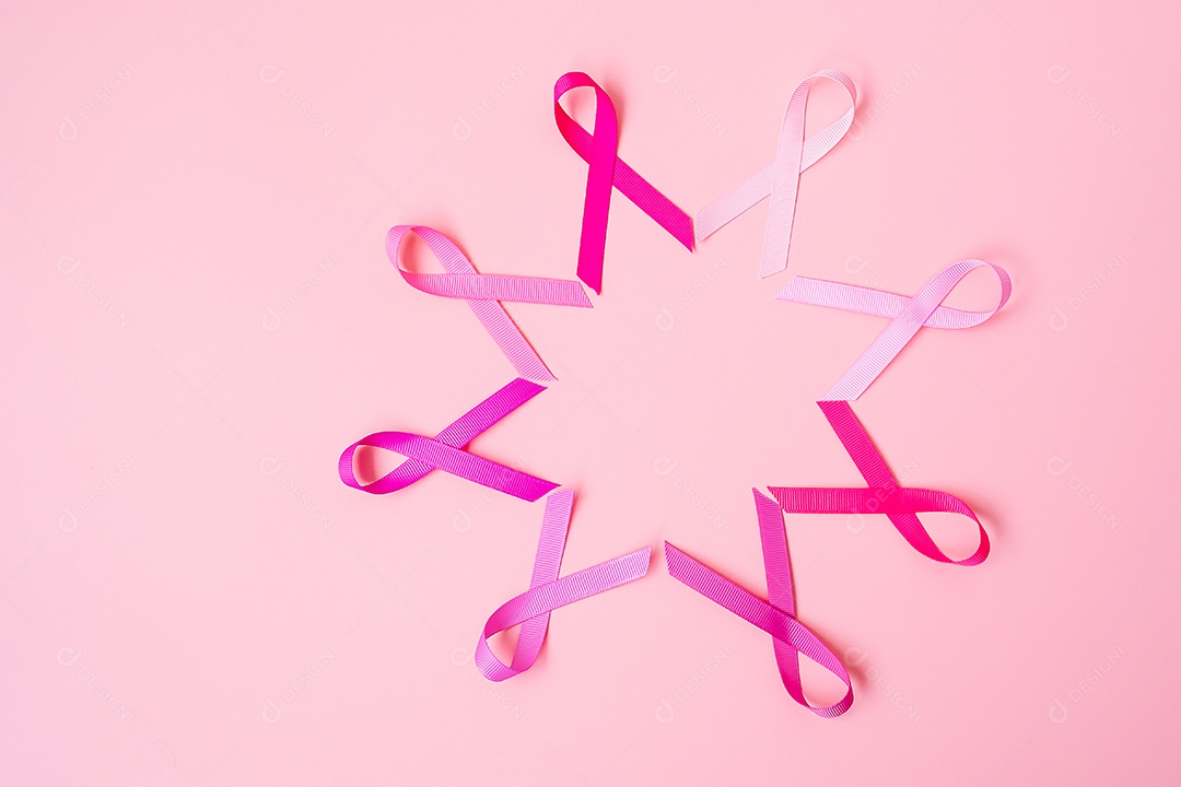 Mês de conscientização do câncer de mama de outubro, fita rosa no fundo rosa