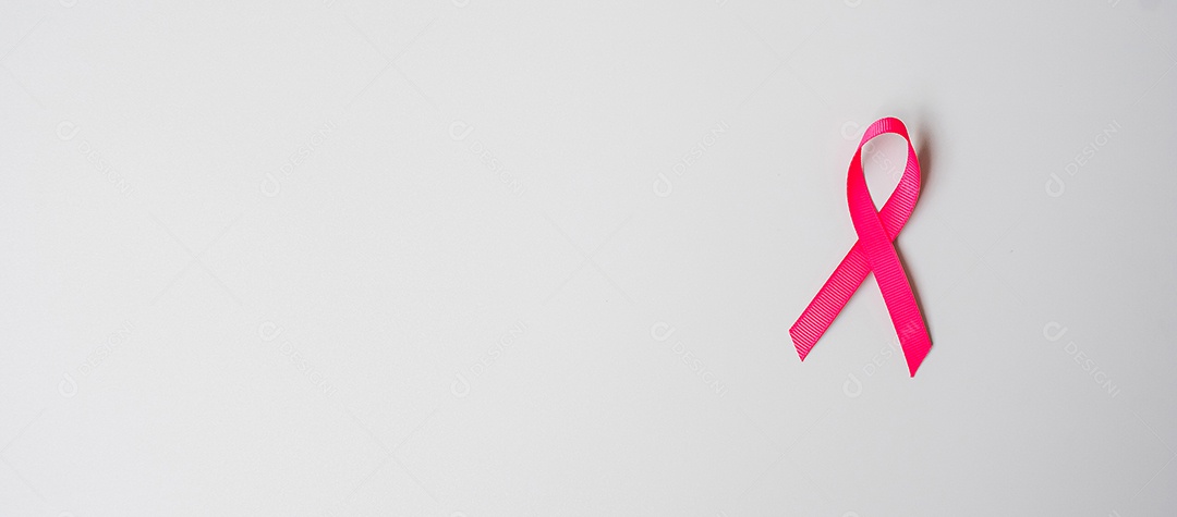 Mês de conscientização do câncer de mama de outubro, fita rosa no fundo cinza