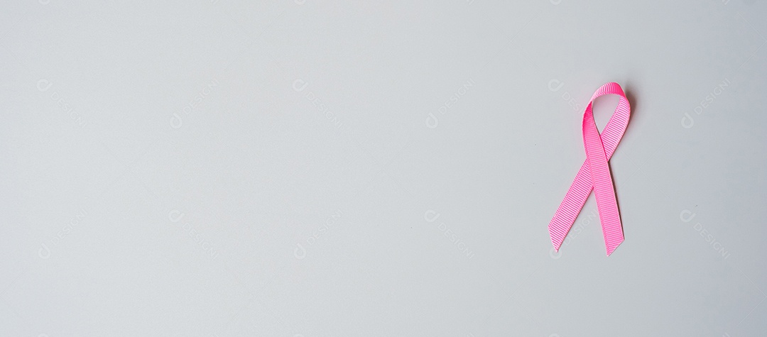 Mês de conscientização do câncer de mama de outubro, fita rosa no fundo cinza