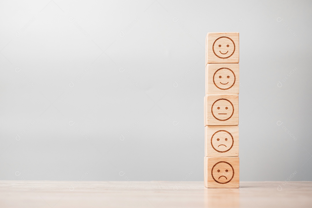 símbolo de rosto de emoção em blocos de madeira. Classificação de serviço, classificação