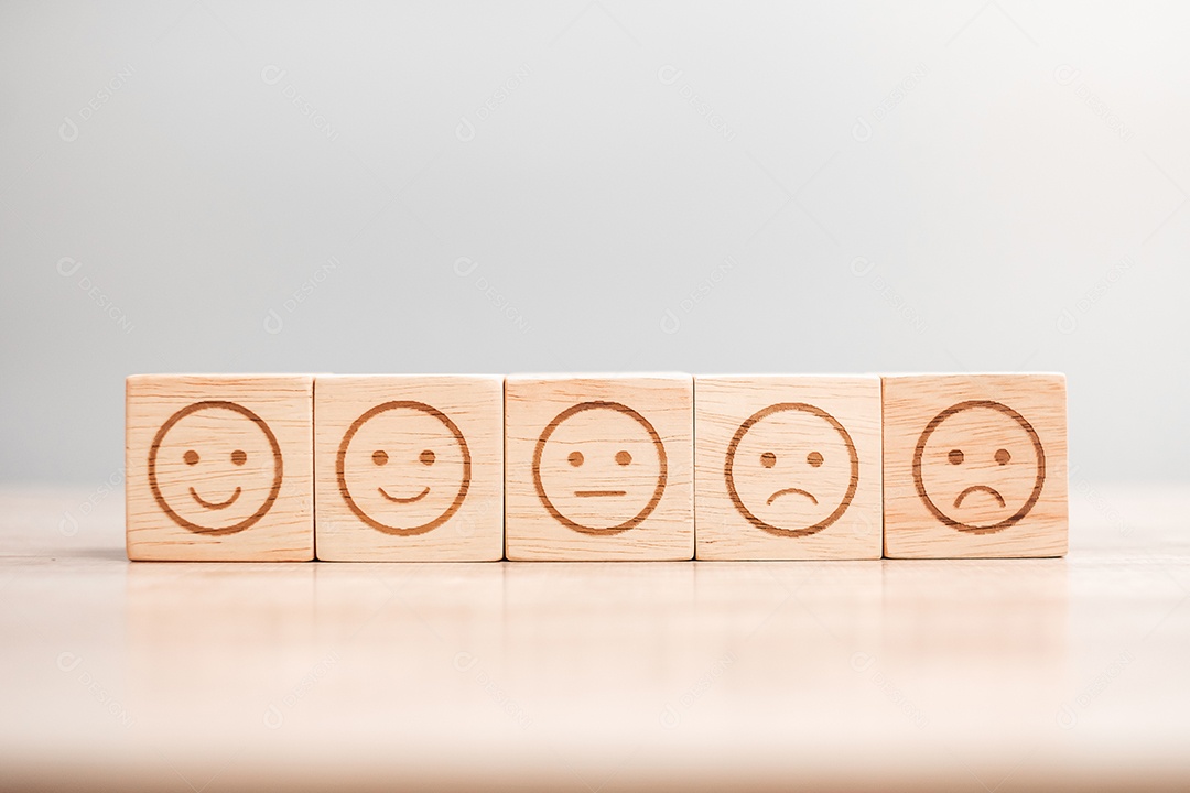 símbolo de rosto de emoção em blocos de madeira. Classificação de serviço, classificação