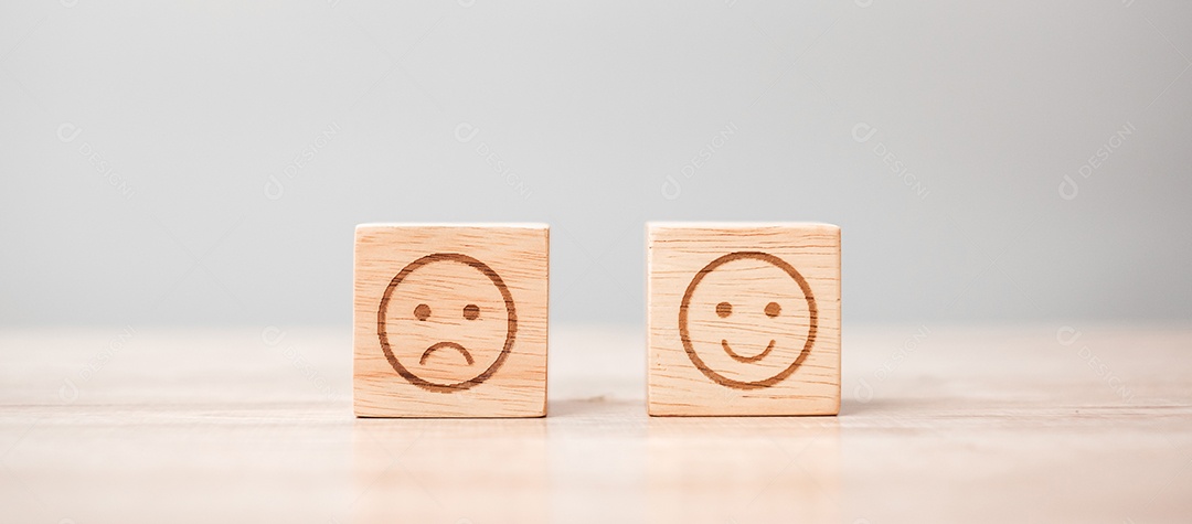 símbolo de rosto de emoção em blocos de madeira. Classificação de serviço, classificação