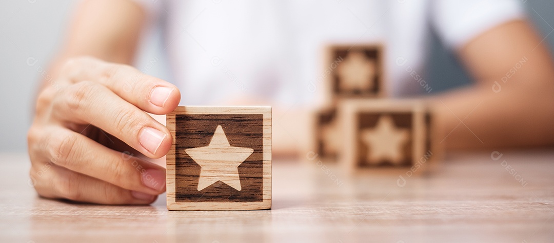 Mão de homem segurando o bloco Star. O cliente escolhe a classificação para a rotação do usuário